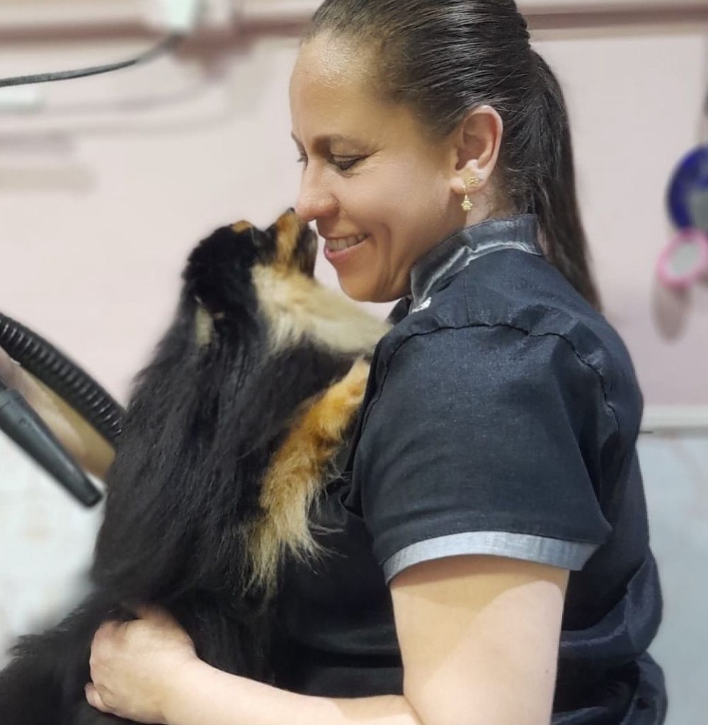 Guga com Lulu (Spitz) no salão — momento de carinho no atendimento