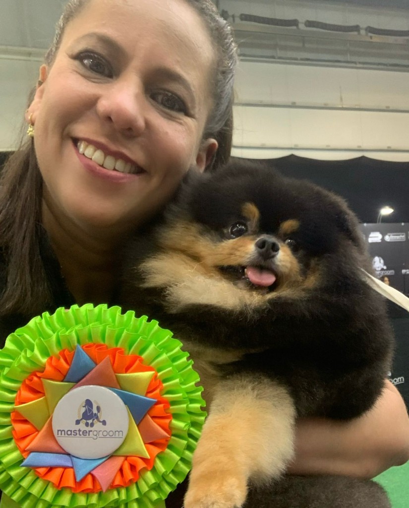 Guga com Spitz e fita de premiação Mastergroom