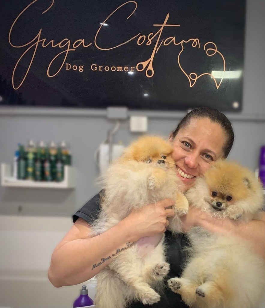 Guga com dois Lulus e letreiro Guga Costa Dog Groomer