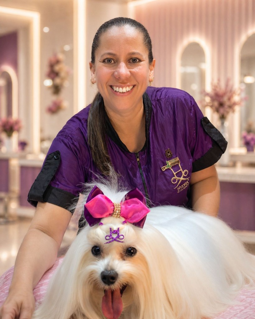 Guga com cão de pelo branco (acabamento premium) no estúdio