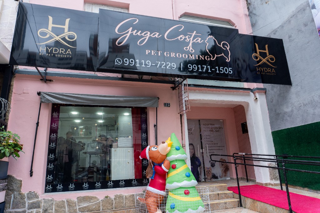 Fachada da Guga Costa Pet Grooming no Edifício Hydra, com vitrine e número 125 visível na rua.